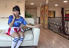 アジアンスラッティーベイブが黒いチンポ2本を激しくフェラ