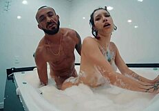 Geek safada gemendo na piroca dentro da hidromassagem