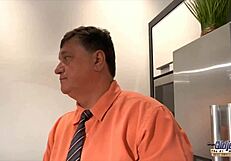 ג'ינג'ית סקסית עם לשון נקובה מצוצה זין של זקן לפני זיין קשה ובולעת זרע