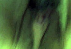 Уау, нейната путка и задник жадуват за играчки в близък план! Играй сега?