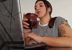 スペシフィック・カーラ、仕事中に大声でオナラ