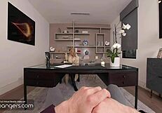 Bionda calda in lingerie sexy scopa e viene durante colloquio lavoro in vr