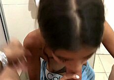 mi hermanastra me encuentra masturbándome en su baño y me da el placer de correrme en su cara joven - historia completa