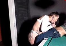 dando na mesa de sinuca pro pauzudo