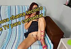 Housewife without panties welcomes net technician home