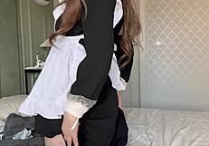 Młoda pokojówka złapana na kamerze z mokrą cipką w hotelu za napiwki