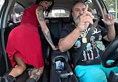 Kimi kraljica, nam pokaži tisti analni šov v avtu?