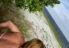 Loira casada paulista dando pro amante carioca na praia. Blonde meets lover outdoors