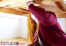 Victoria Greene sesa kurca in dobi cumom premočeno uniformo pri molzni mizi