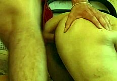 Зрелая блондинка с волосатой пиздой трахается двумя хуями