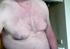 Nylonjunge ist geil am morgen mit kaffee und nackt onaniert er seinen schwanz