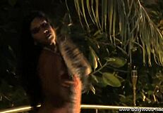 Belle Déesse Brune Indienne Fait Un Striptease Érotique Et Danse