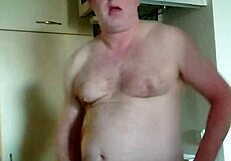 Nylonjunge ist geil am morgen mit kaffee und nackt onaniert er seinen schwanz