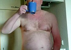 Nylonjunge ist geil am morgen mit kaffee und nackt onaniert er seinen schwanz