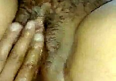 Не е ли диво как моят приятел пръсти косматата ми намазана путка?