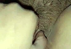 Не е ли диво как моят приятел пръсти косматата ми намазана путка?