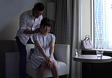 귀여운 일본 여배우 새 장면에서 크림파이 누출 경험