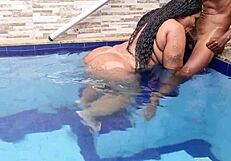 Magrinho dotado bangs a curvy BBW hard by the pool