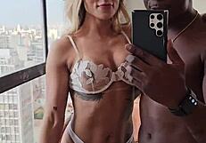 สาวบลอนด์ให้บลาวจอบสุดเร่าร้อนกับหนุ่มดำใหญ่ควย