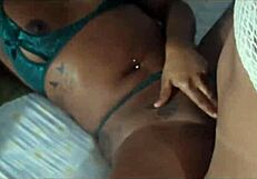 Minha amiga trans fode minha buceta greluda tão gostoso na frente do meu namorado