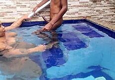 Magrinho dotado bangs a curvy BBW hard by the pool