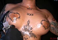 Tatoveret hottie får massage og anal action!