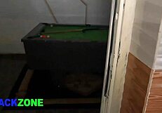 زوجة الأب الجميلة تعرض جسمها الأسود المنحني