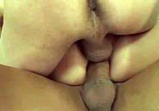 Ljubka raztegljiva princesa raziskuje kraljevski analni trosome in dvojno penetracijo