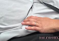 Hayley Davies在特斯拉上被猛插公共道路