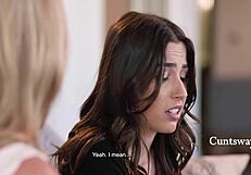 راكيل كافالي شانيل كامرين يدرسان تدريب الرذاذ من خجول إلى مبلل جدا