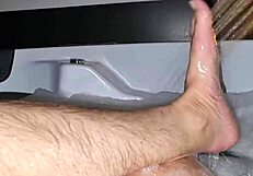 Chi vuole farmi compagnia nella vasca? Vieni a giocare con il mio cazzo