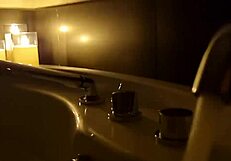 Chi vuole farmi compagnia nella vasca? Vieni a giocare con il mio cazzo