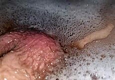 Chi vuole farmi compagnia nella vasca? Vieni a giocare con il mio cazzo