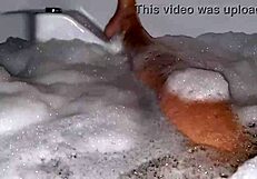 Chi vuole farmi compagnia nella vasca? Vieni a giocare con il mio cazzo