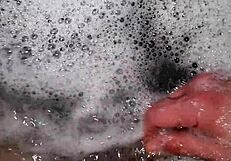 Chi vuole farmi compagnia nella vasca? Vieni a giocare con il mio cazzo