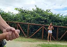 Tvegano handjob na ulici, čudovita rdečelaska najstnica 18+ me je ujela pri masturbaciji na prostem