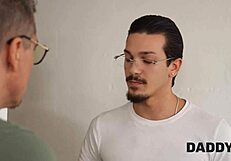 Bimbo folla con papi en escena Daddy4K