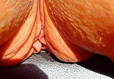 Что скрывает зрелая сексуальная кугара, показывая свою огромную мокрую бриттую киску дома?