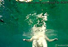 Ббв с волосатой киской и большой жопой красуется голой на публике!