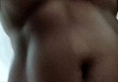 grandes peitos naturais pulando em closeup