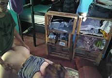 Pelado Folla a Novia Latina Caliente entre Cajas de Lavandería Perrito