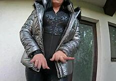 Mucho semen derramado en mi chaqueta brillante por el jardinero en este preview