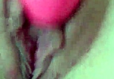 Jovem morena provocante brinca com buceta usando vibrador rosa grande