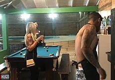 Blond amatérka dáva zadok tetovanému kamarátovi