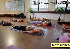 自然美女金发荡妇在瑜伽操中承受大射精量 - Lindsey Lakes Johnny Love