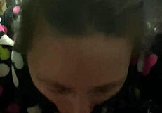 Dia berlutut di meja untuk blowjob basah, hisap kontol besar dalam POV sehingga pancut di mulut semasa permainan.