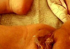 Watch her open her mature pussy at dawn, ready for action!