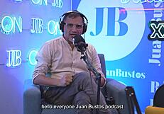 大奶熟女安东内拉·琼斯骑巨大黑鸡巴在家自制播客