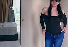 Belle ladyboy asiatique vire son jean pour montrer ses nichons énormes en solo