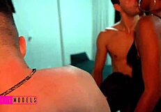 Roleta de pica - friends suck friends spinning on chair